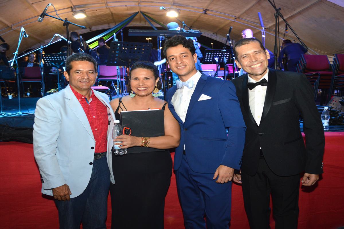 Ariel Rincón Machado, Sandra Grijalba, directora de comunicaciones de la CCN, y los solistas David Garzón y Andrés Roldán.